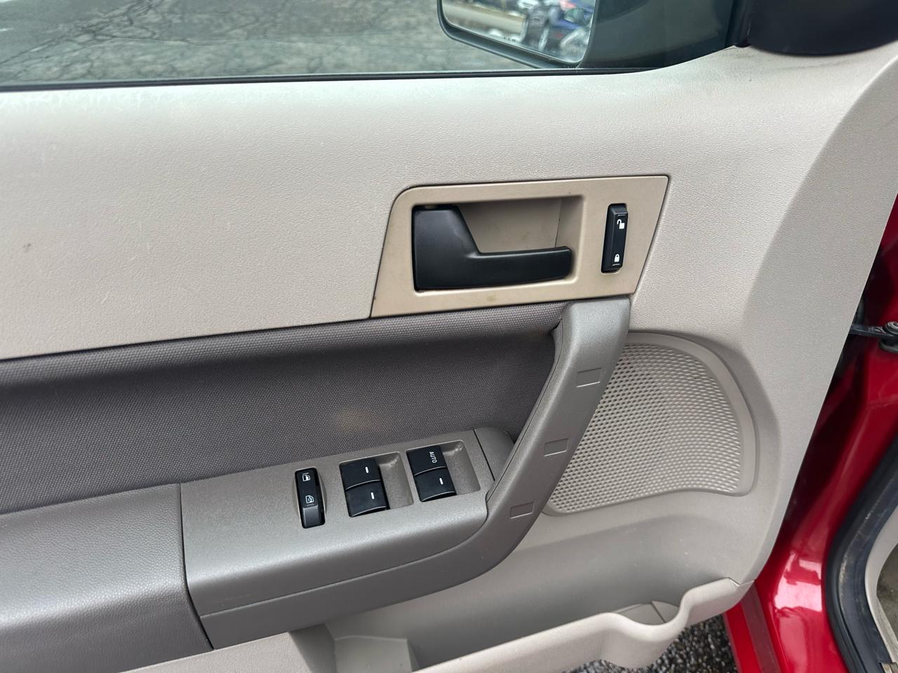 Ford Focus 4dr Sdn SE 2010