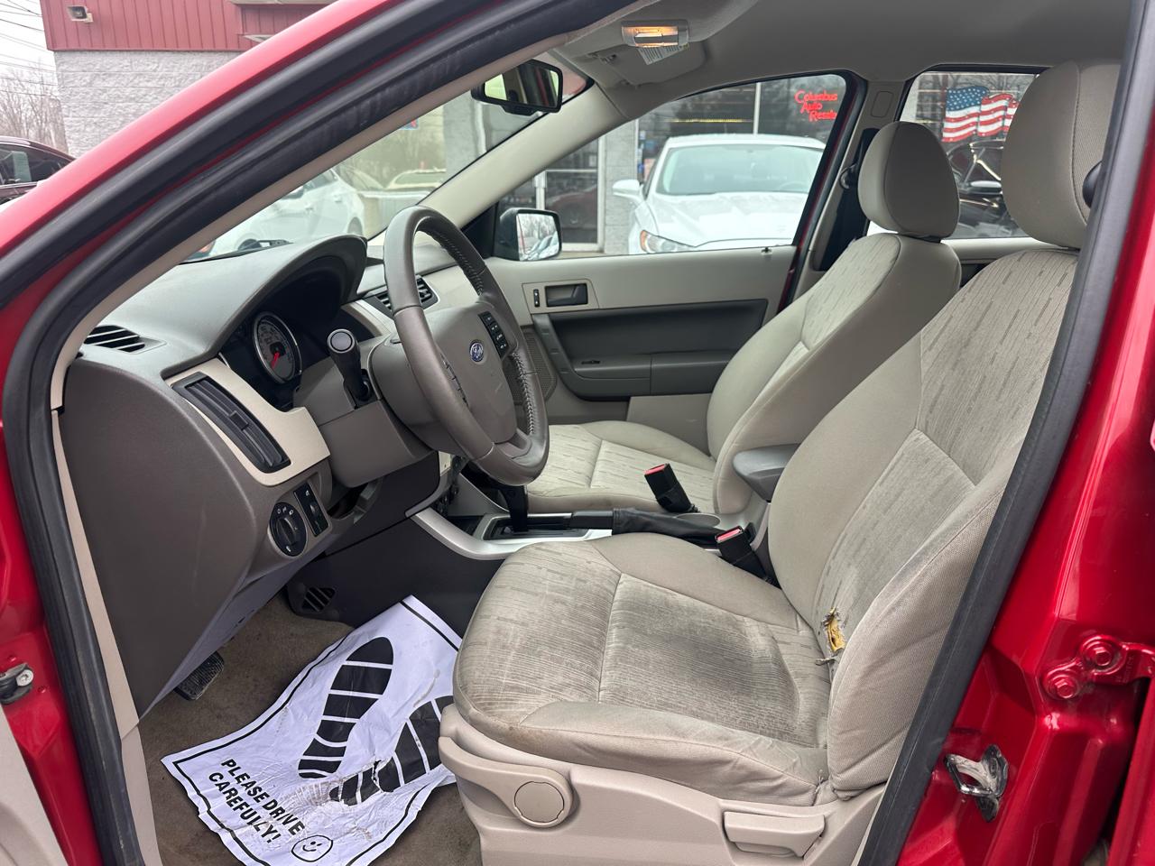 Ford Focus 4dr Sdn SE 2010