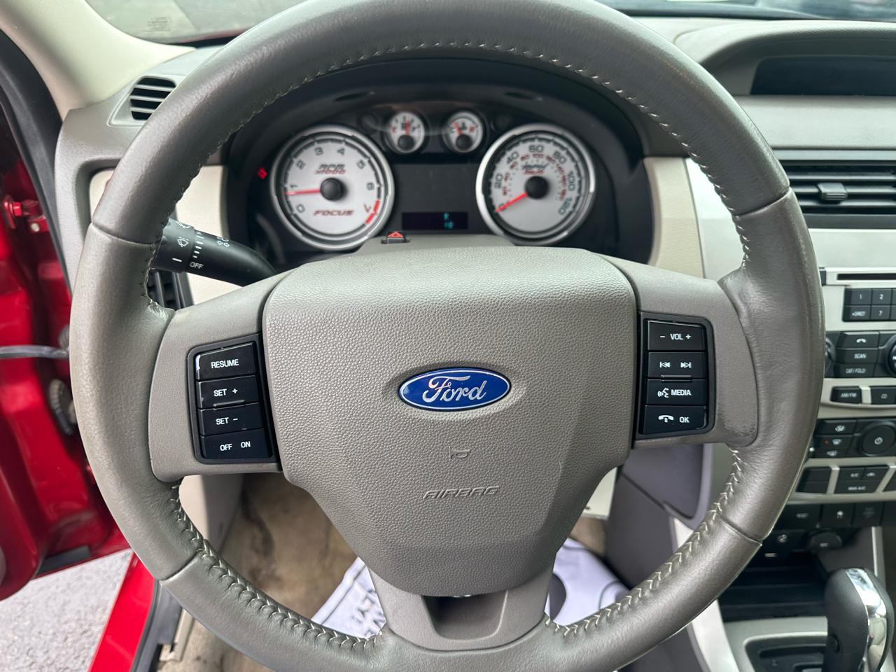 Ford Focus 4dr Sdn SE 2010