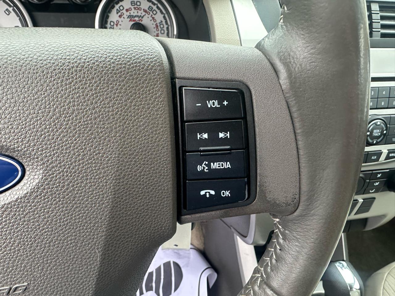 Ford Focus 4dr Sdn SE 2010