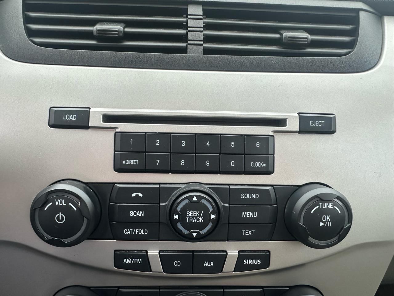 Ford Focus 4dr Sdn SE 2010