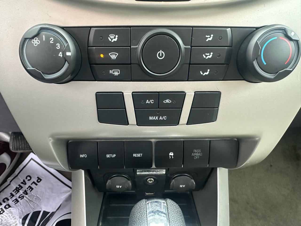 Ford Focus 4dr Sdn SE 2010