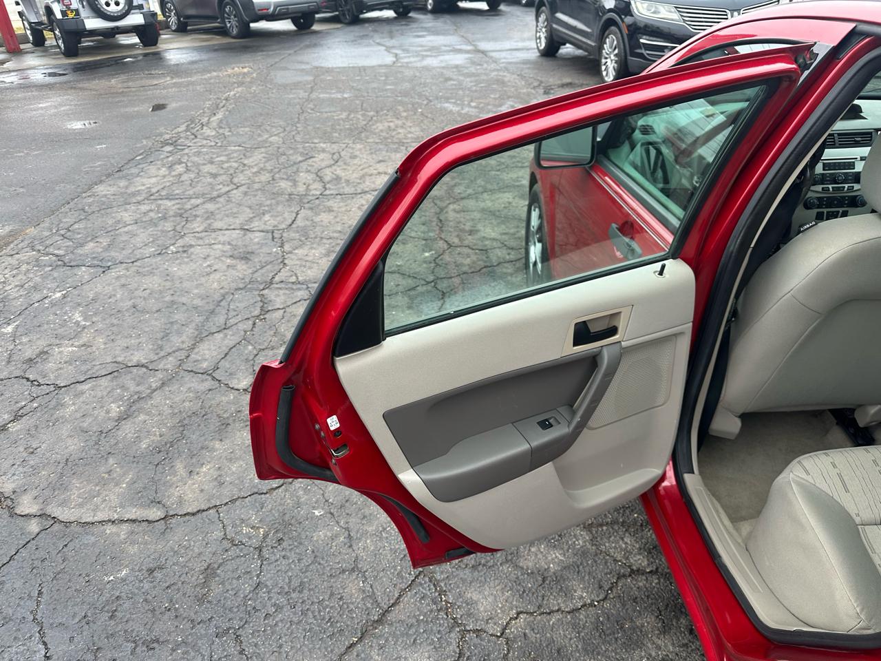 Ford Focus 4dr Sdn SE 2010