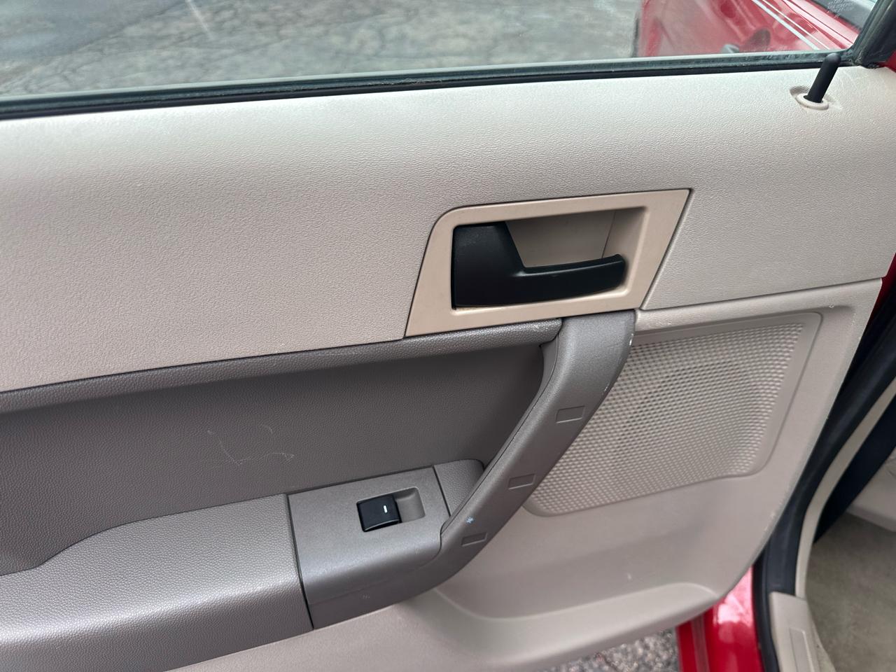 Ford Focus 4dr Sdn SE 2010