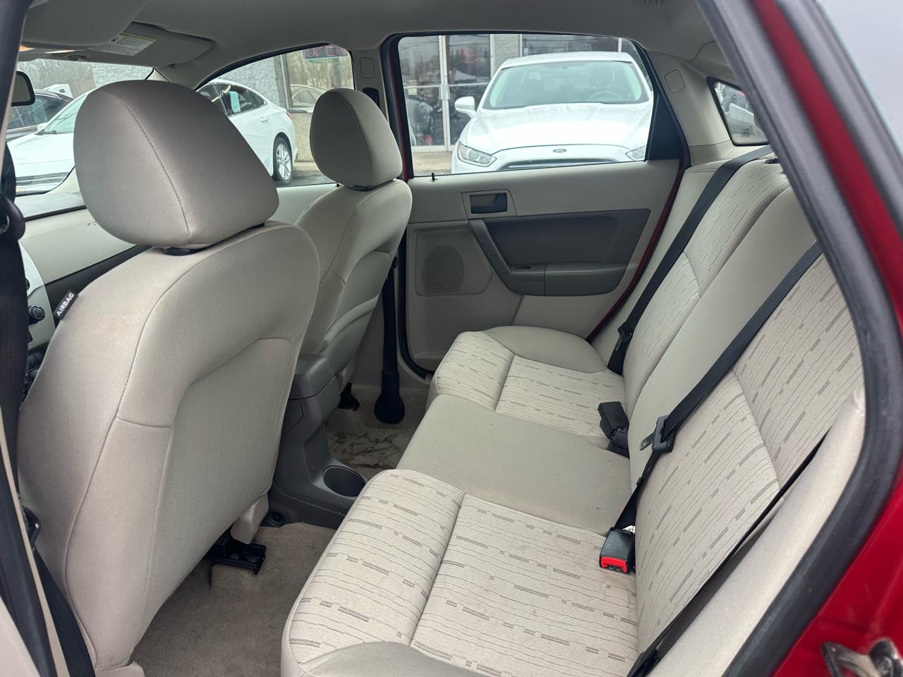 Ford Focus 4dr Sdn SE 2010