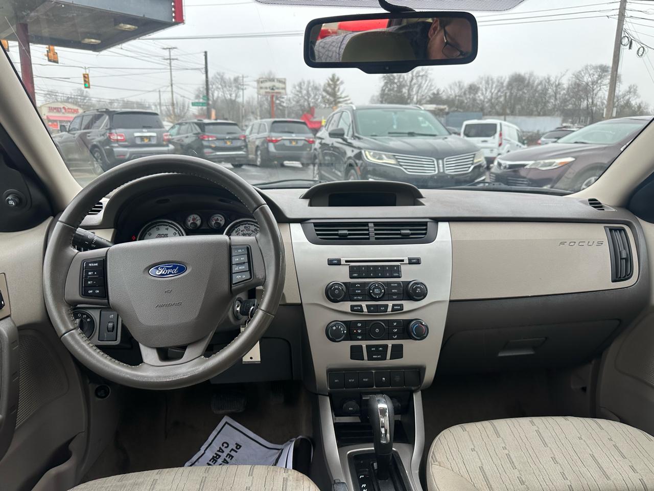 Ford Focus 4dr Sdn SE 2010