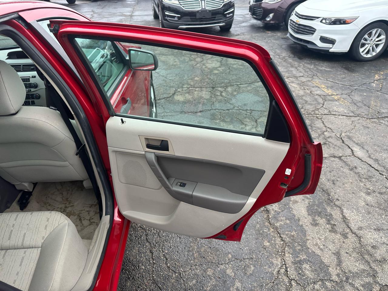 Ford Focus 4dr Sdn SE 2010