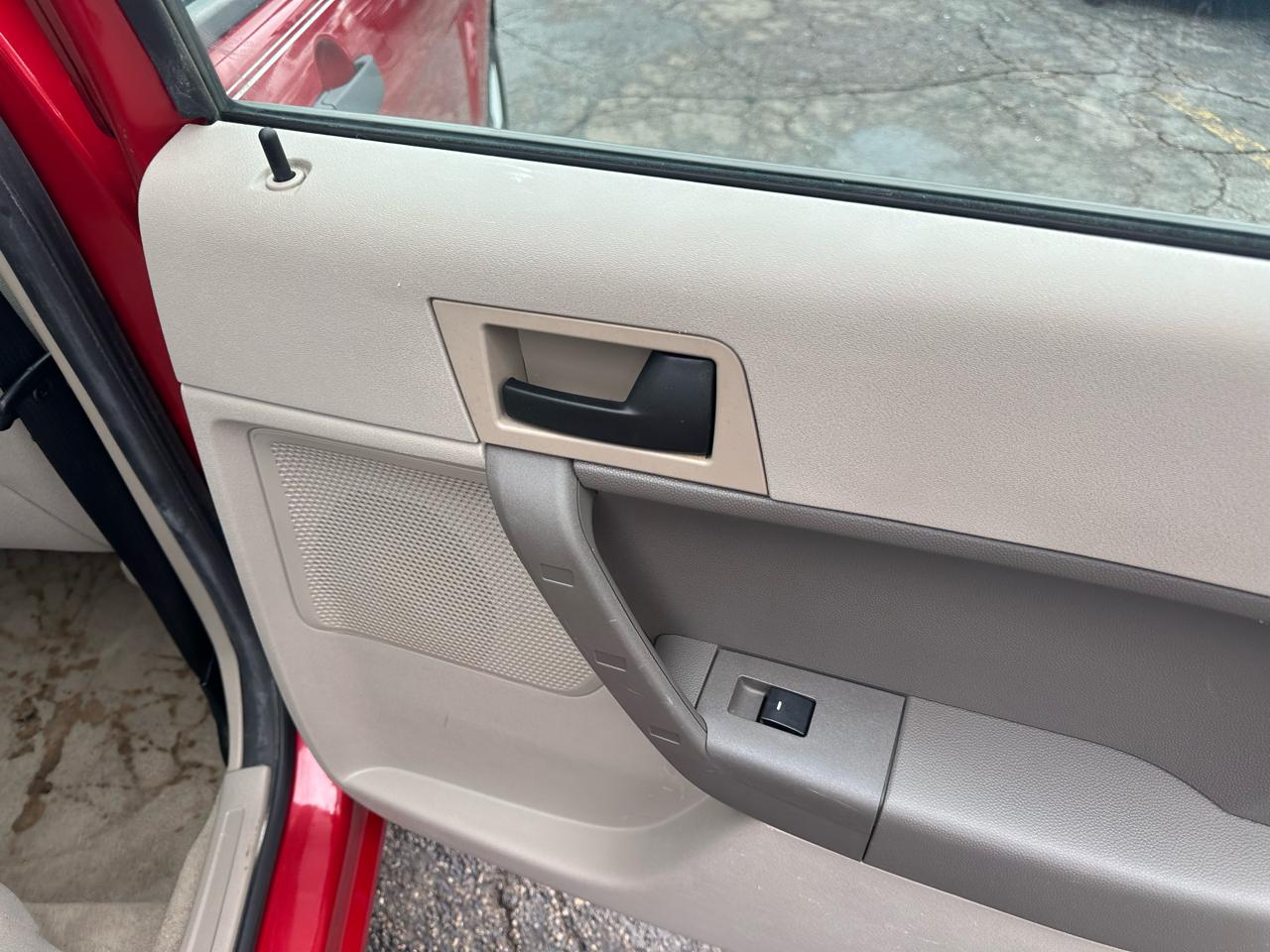 Ford Focus 4dr Sdn SE 2010