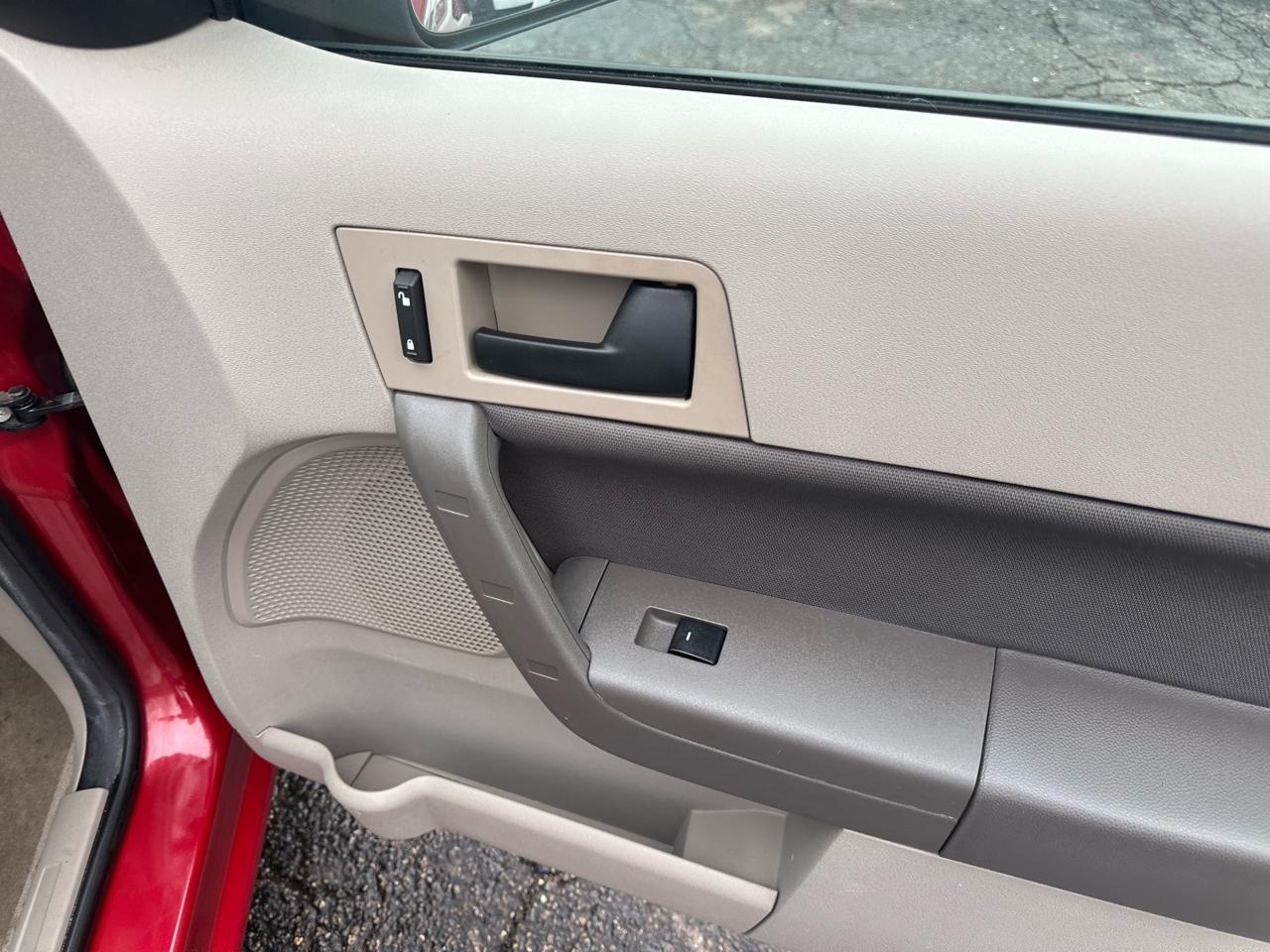 Ford Focus 4dr Sdn SE 2010