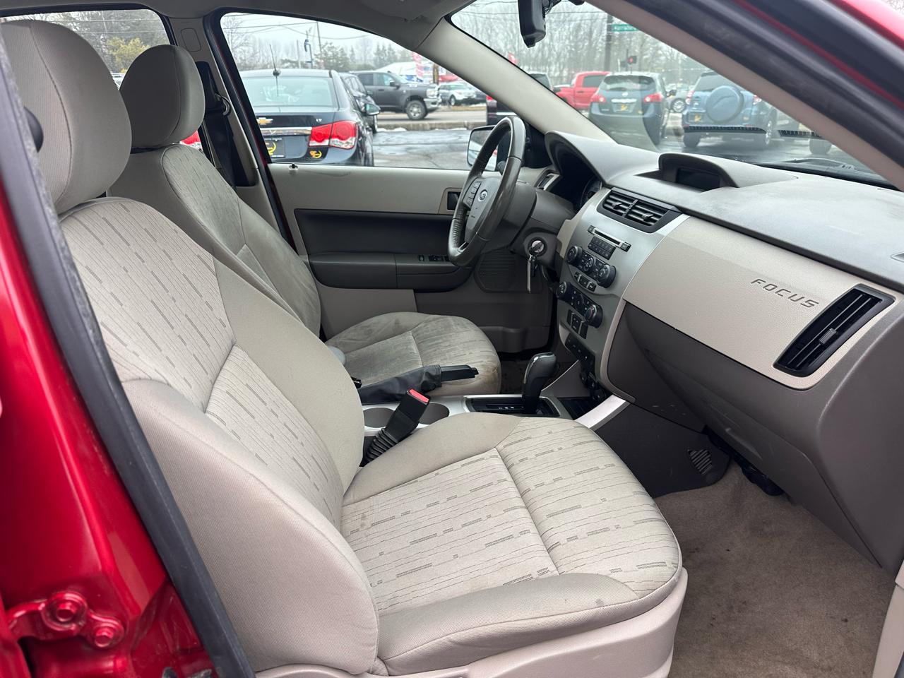 Ford Focus 4dr Sdn SE 2010