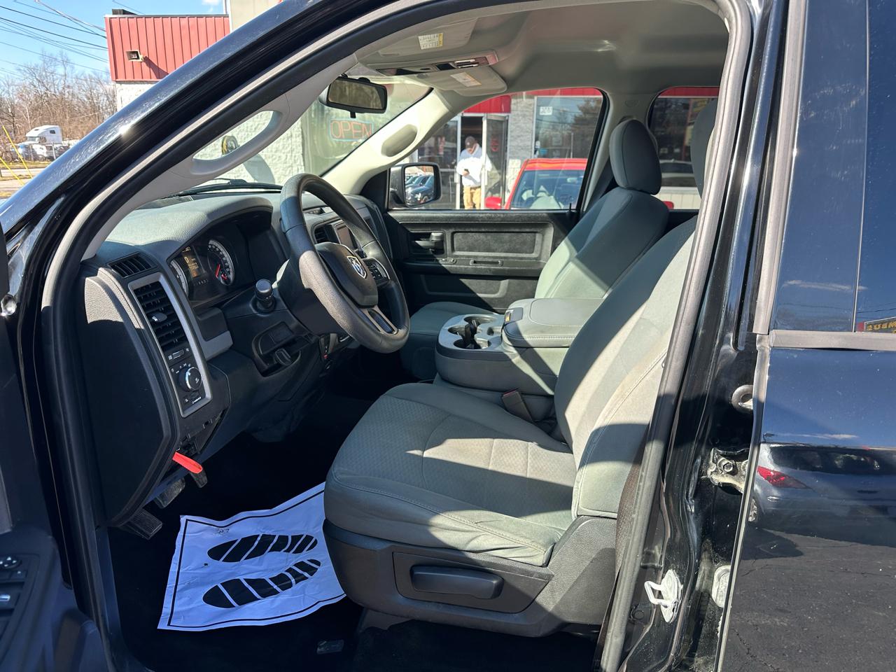 RAM 1500 4WD Crew Cab 140.5" Express 2015