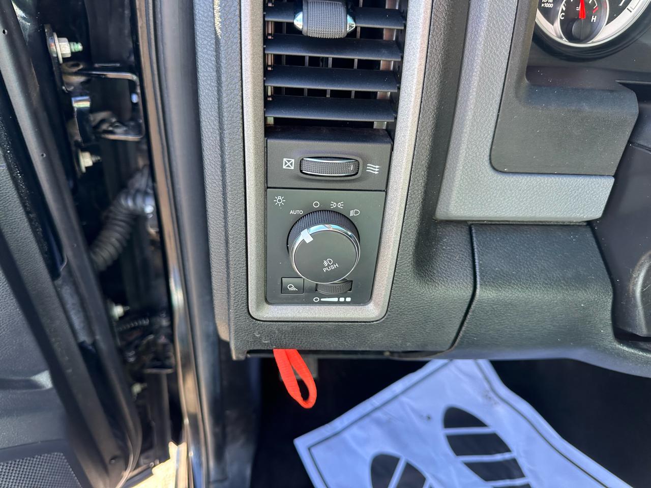 RAM 1500 4WD Crew Cab 140.5" Express 2015