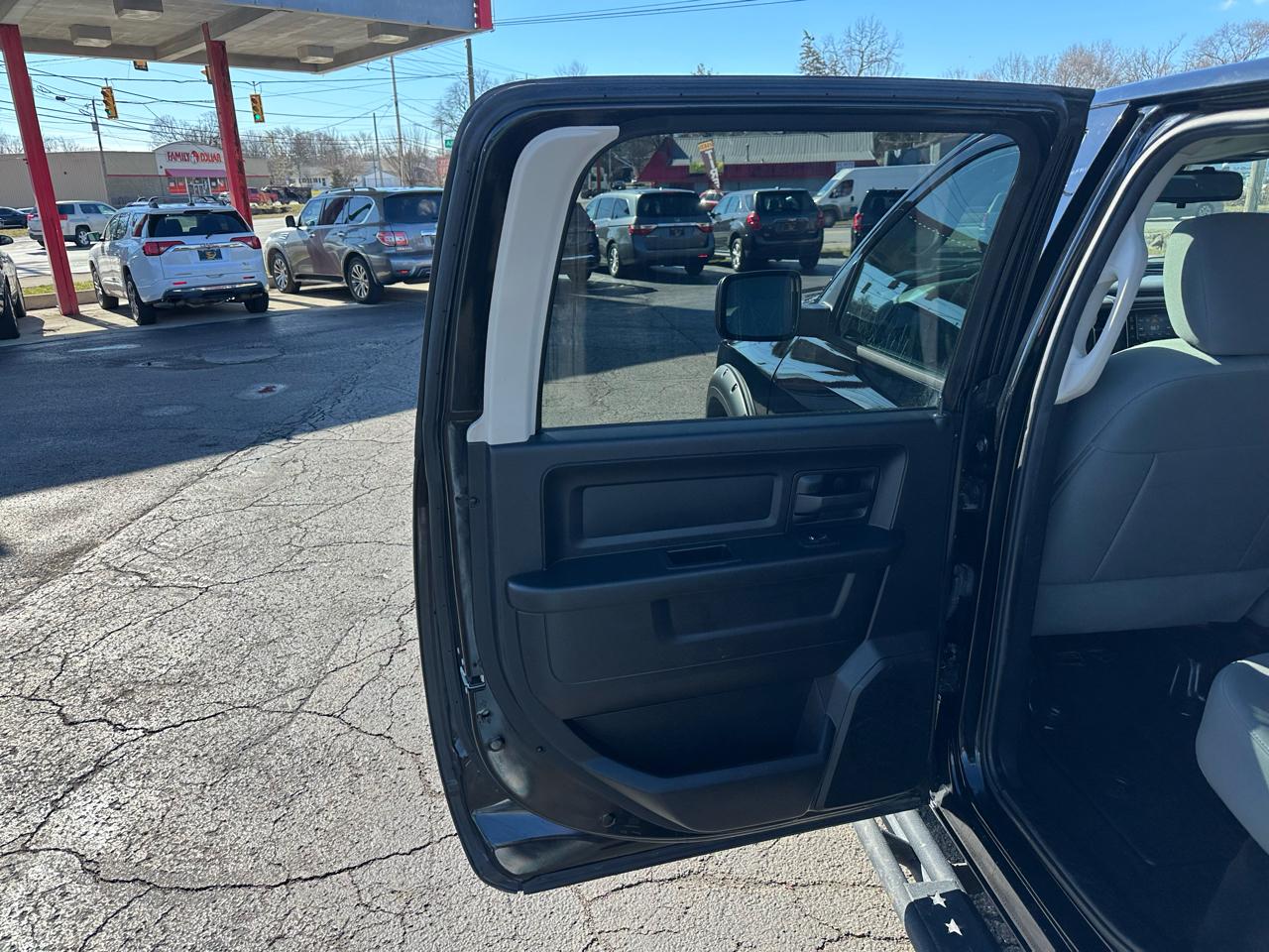 RAM 1500 4WD Crew Cab 140.5" Express 2015