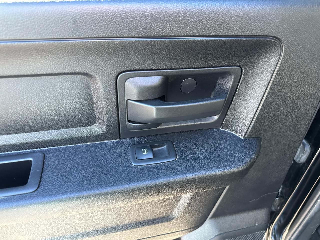 RAM 1500 4WD Crew Cab 140.5" Express 2015