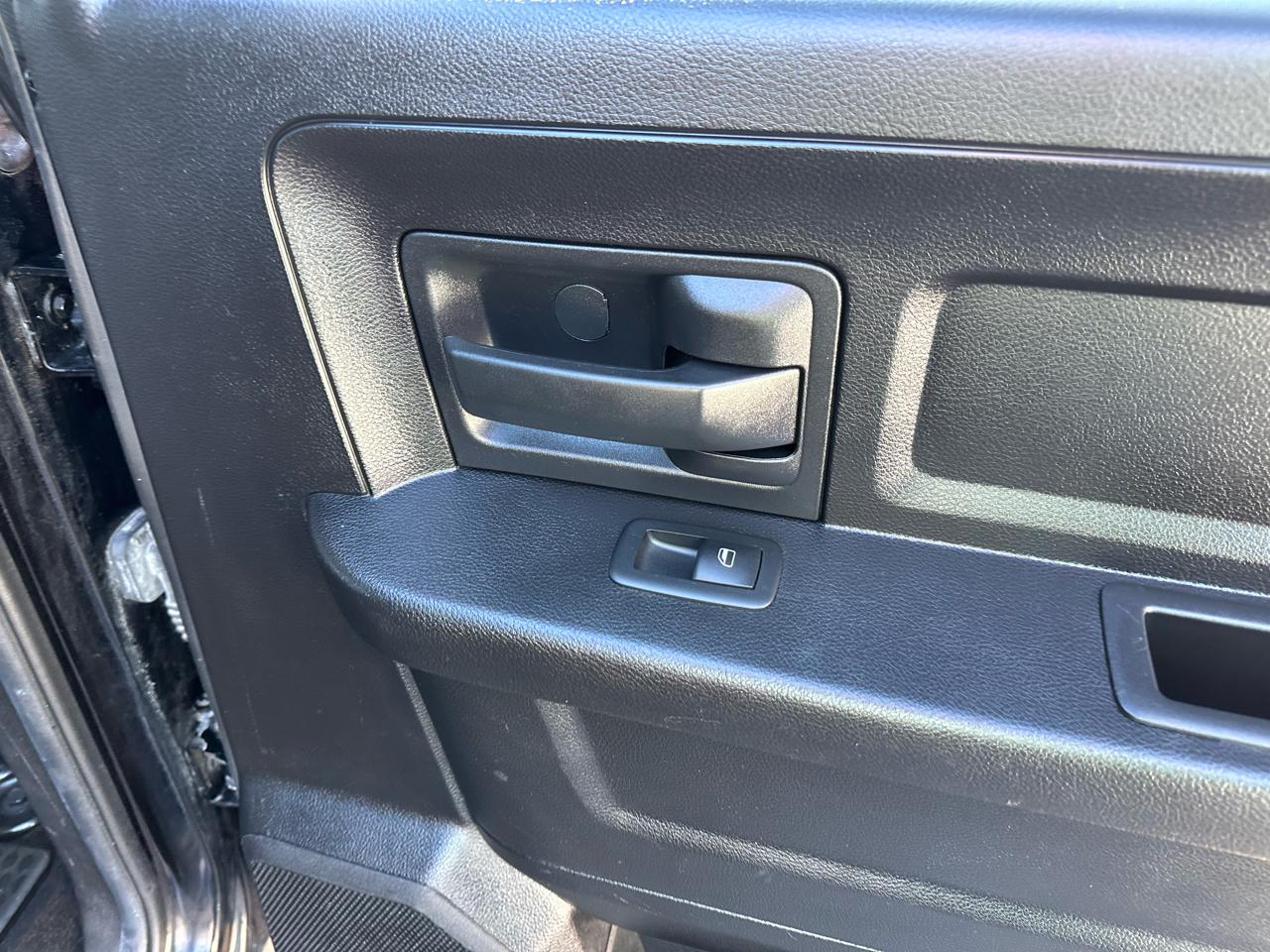 RAM 1500 4WD Crew Cab 140.5" Express 2015