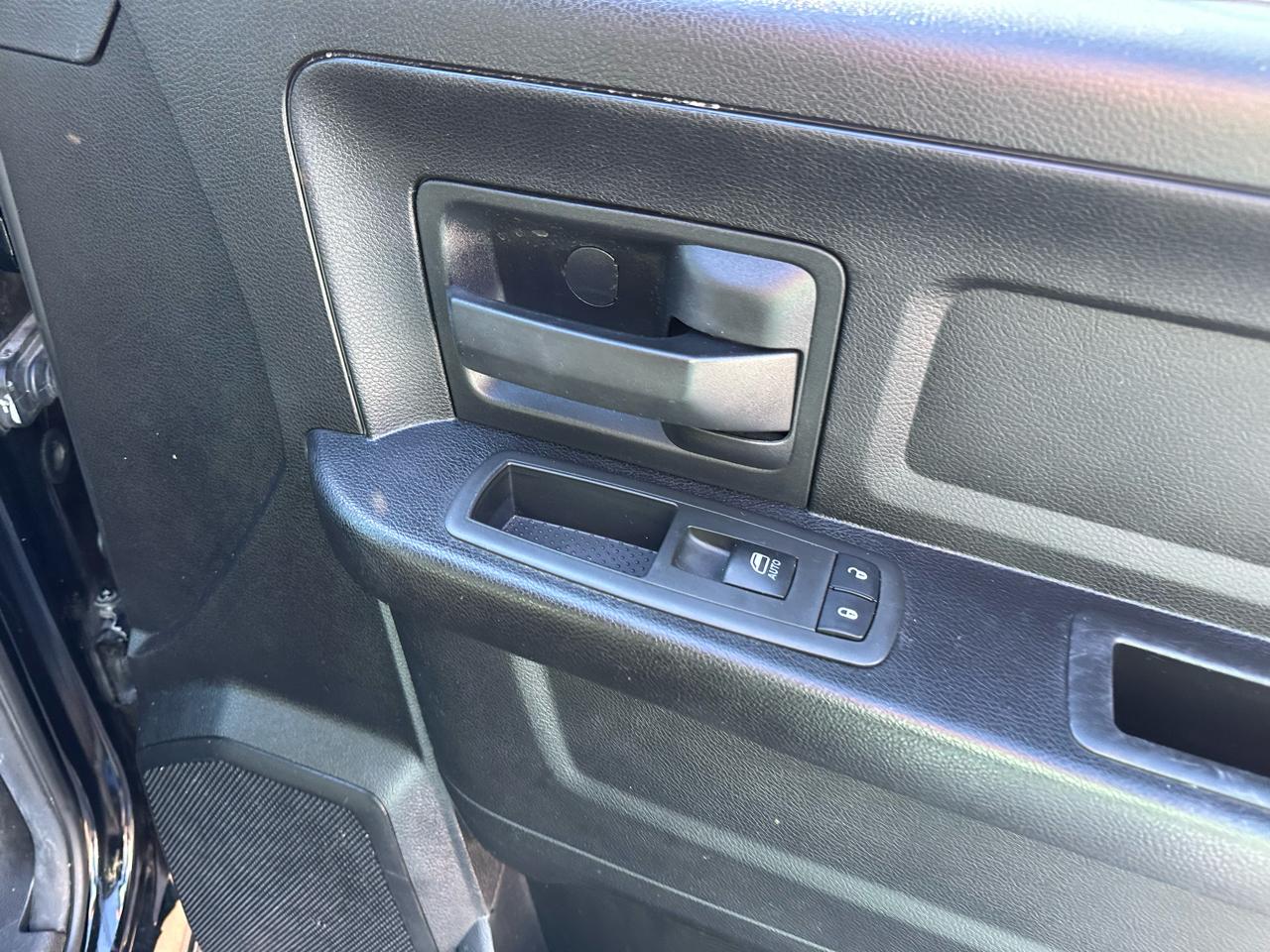 RAM 1500 4WD Crew Cab 140.5" Express 2015