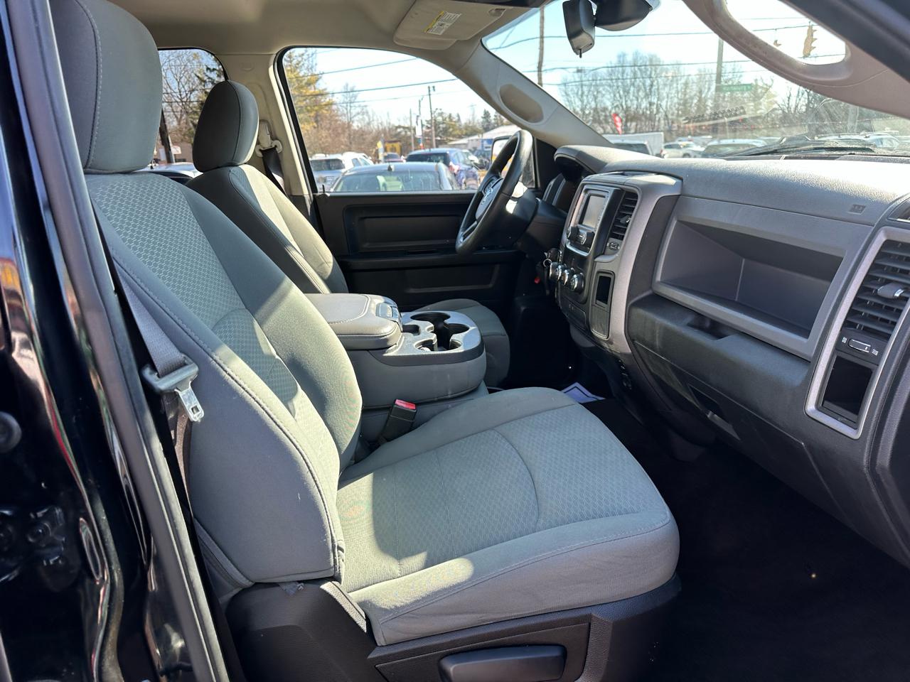 RAM 1500 4WD Crew Cab 140.5" Express 2015