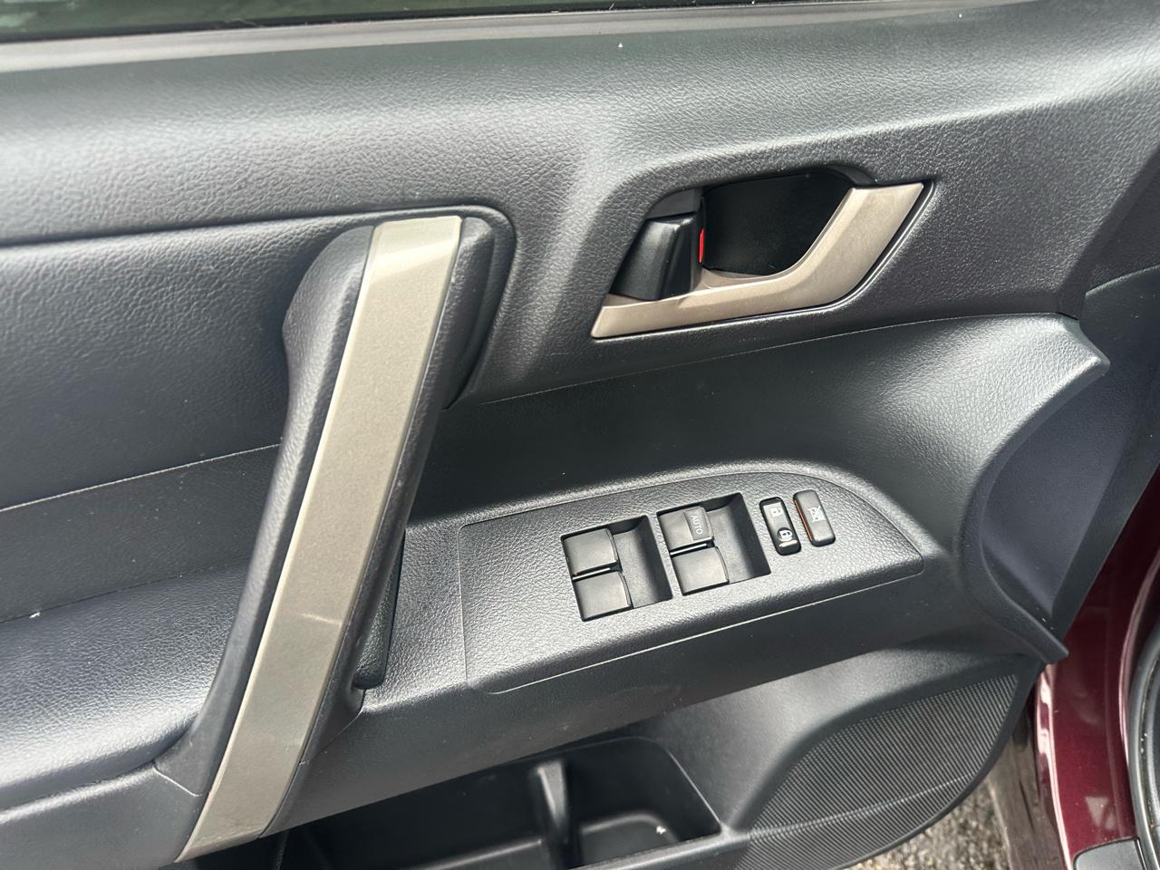 Toyota Highlander 4WD 4dr V6 Base (Natl) 2011