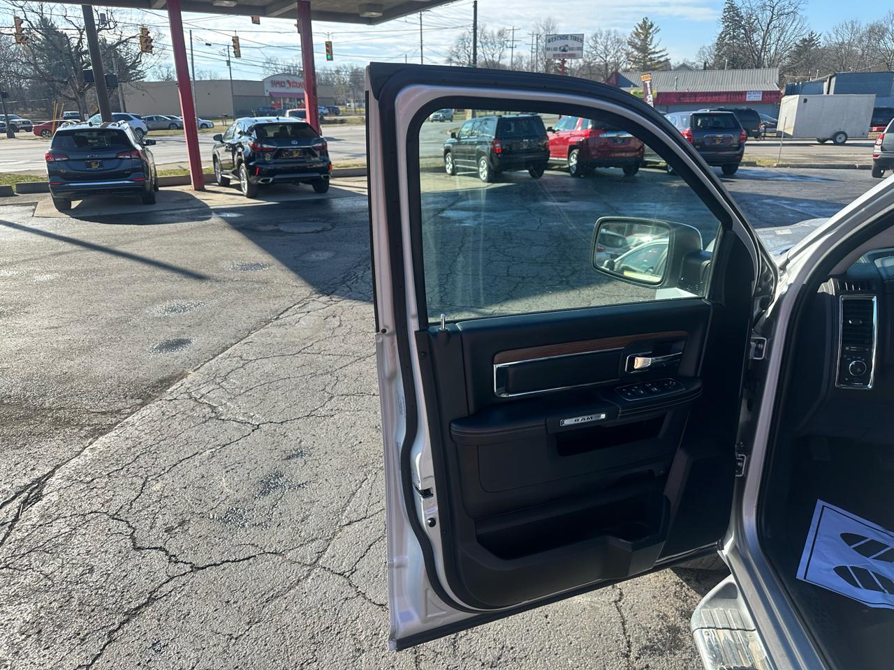 RAM 1500 Laramie 4x4 Crew Cab 5'7" Box 2017