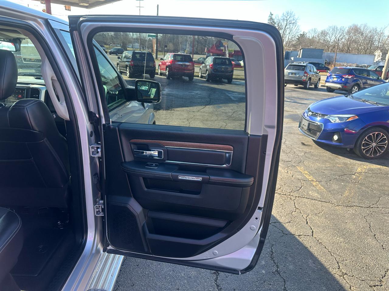 RAM 1500 Laramie 4x4 Crew Cab 5'7" Box 2017