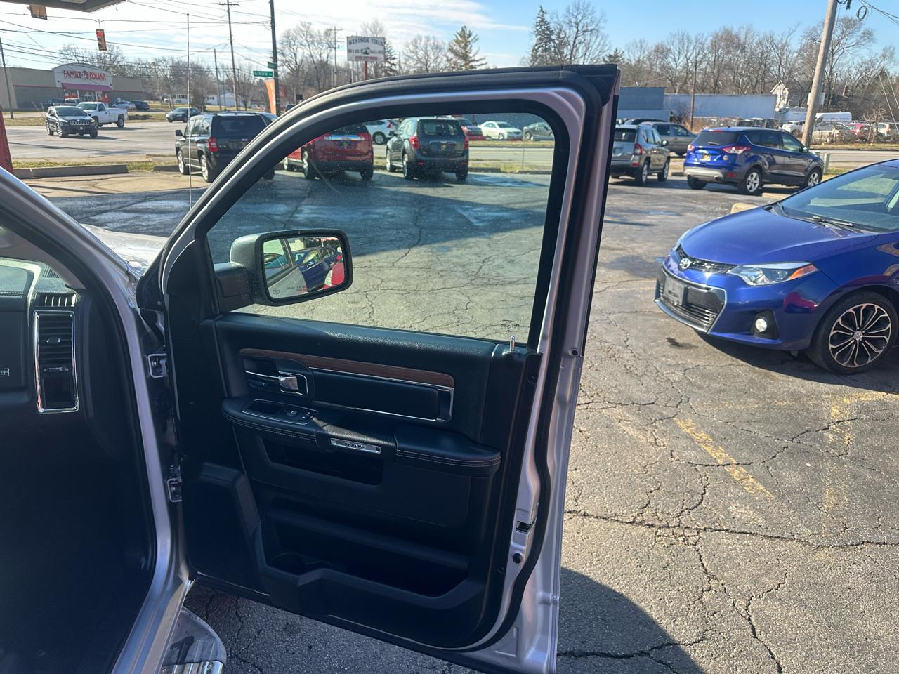 RAM 1500 Laramie 4x4 Crew Cab 5'7" Box 2017