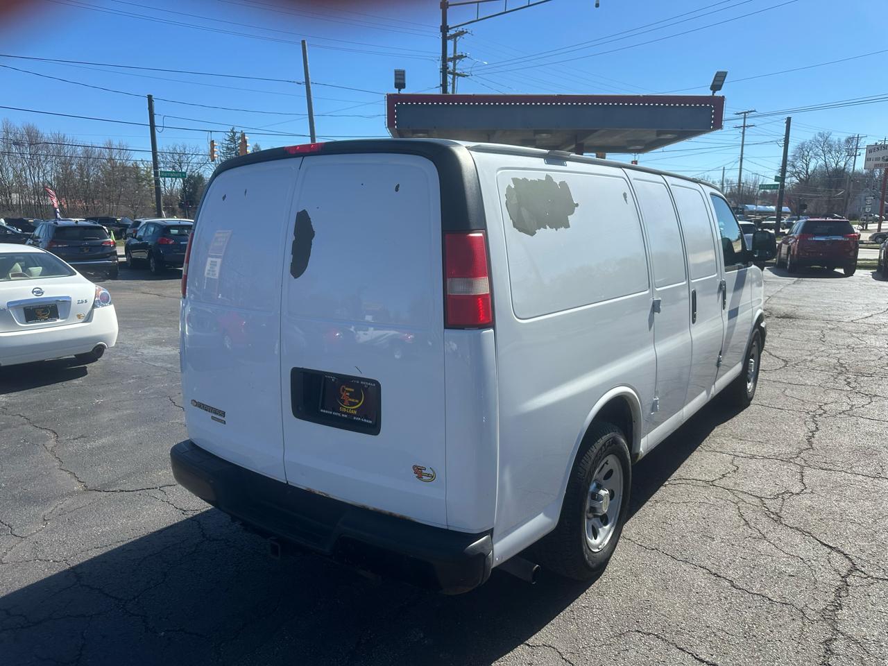 Chevrolet Express Cargo Van RWD 1500 135" 2011