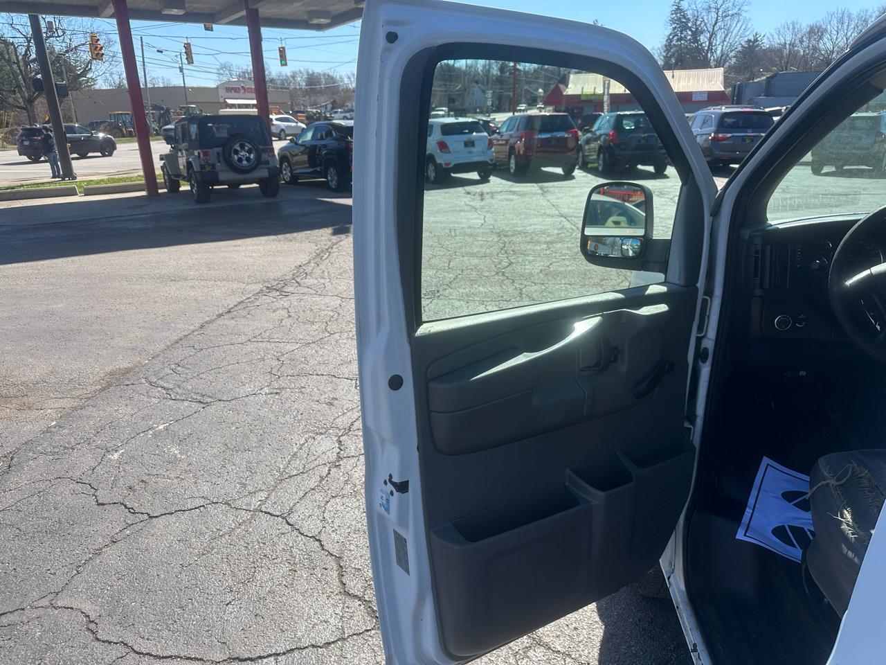 Chevrolet Express Cargo Van RWD 1500 135" 2011