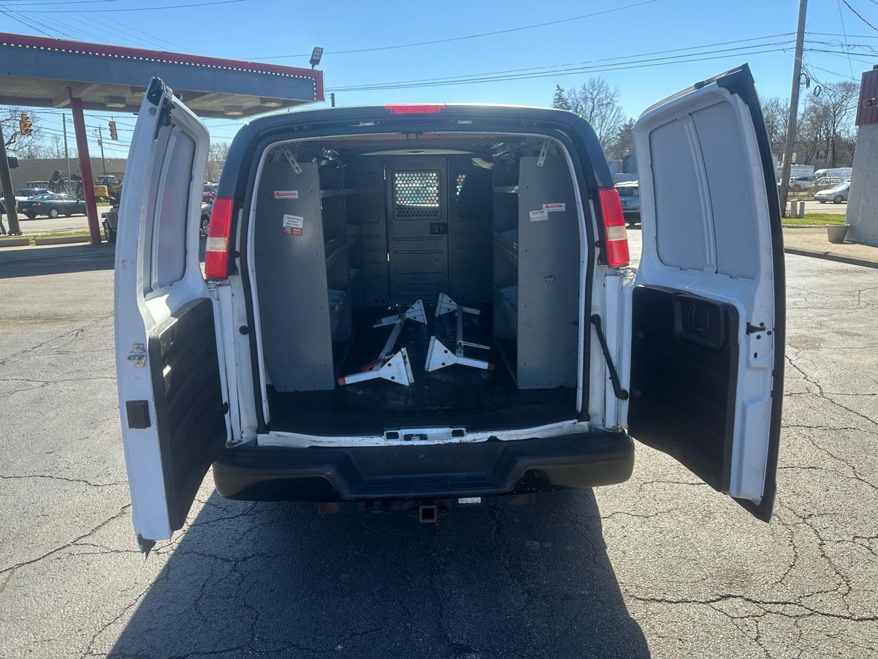 Chevrolet Express Cargo Van RWD 1500 135" 2011