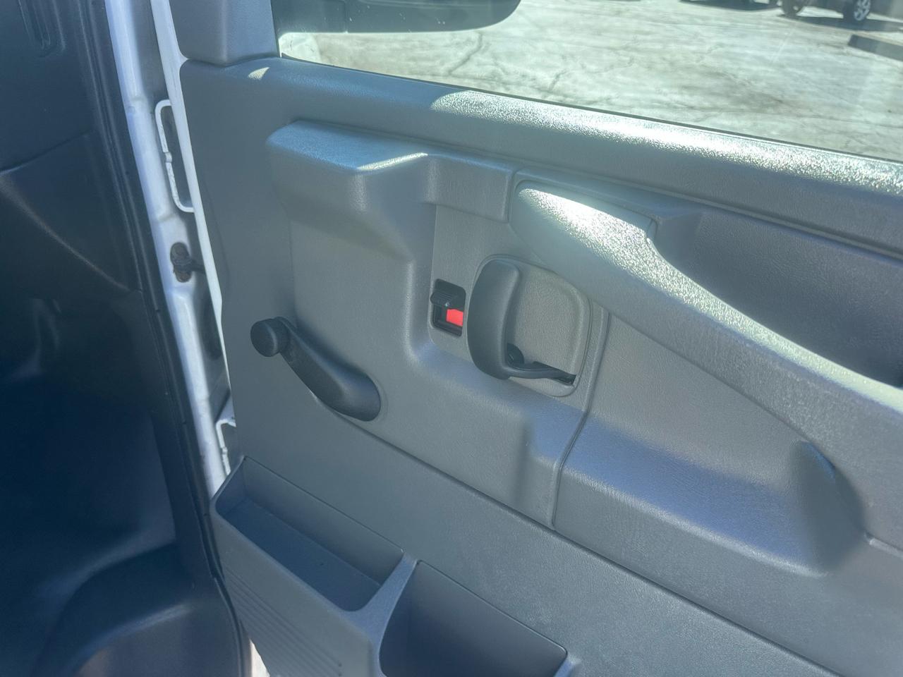 Chevrolet Express Cargo Van RWD 1500 135" 2011