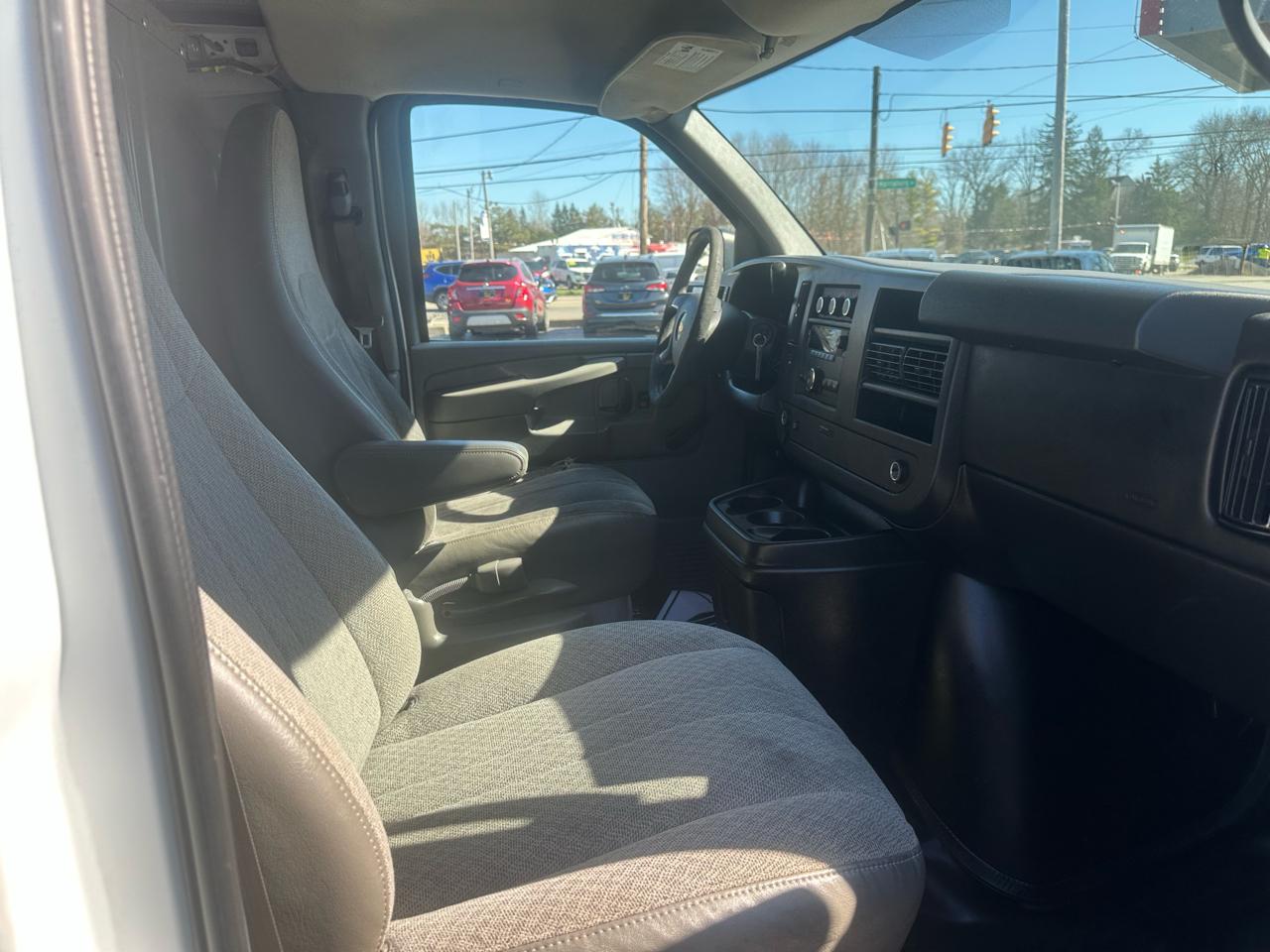 Chevrolet Express Cargo Van RWD 1500 135" 2011