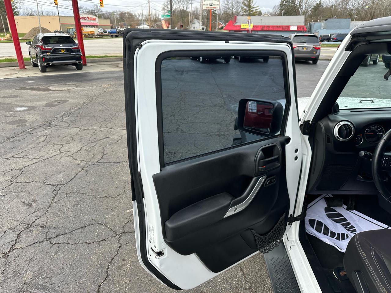 Jeep Wrangler Unlimited 4WD 4dr Sahara 2013