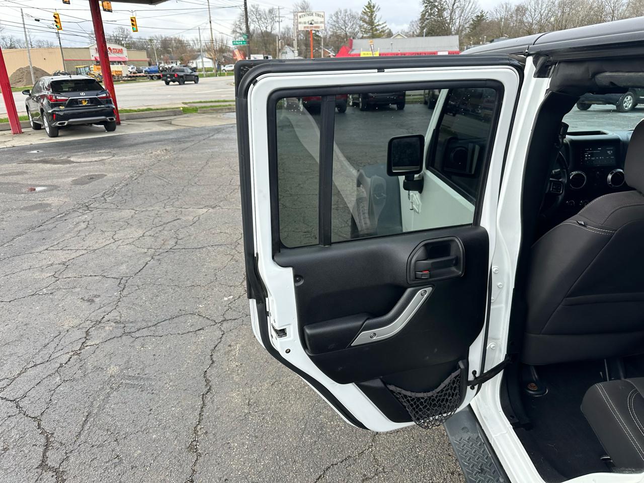 Jeep Wrangler Unlimited 4WD 4dr Sahara 2013