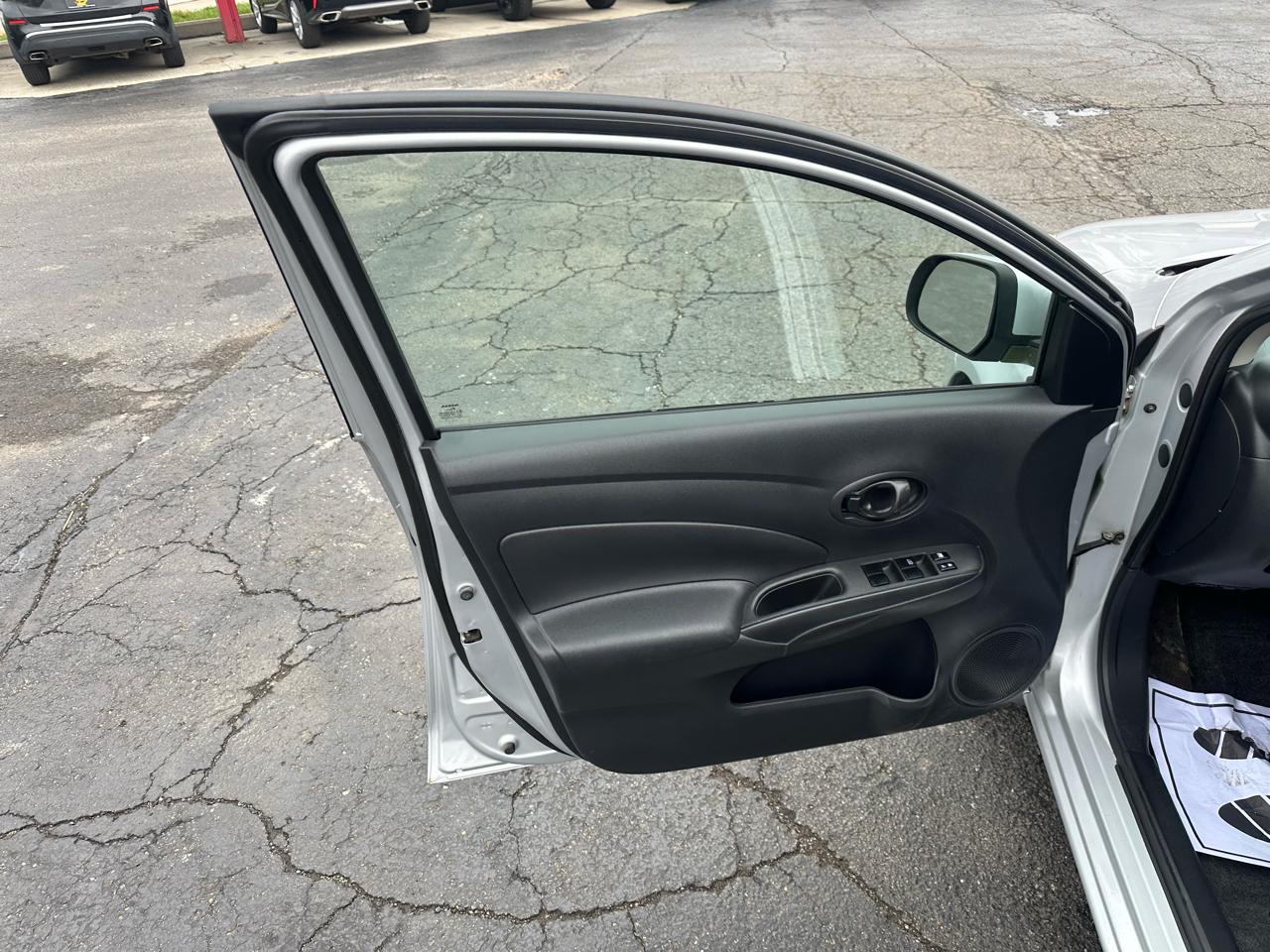 Nissan Versa 4dr Sdn CVT 1.6 SV 2012