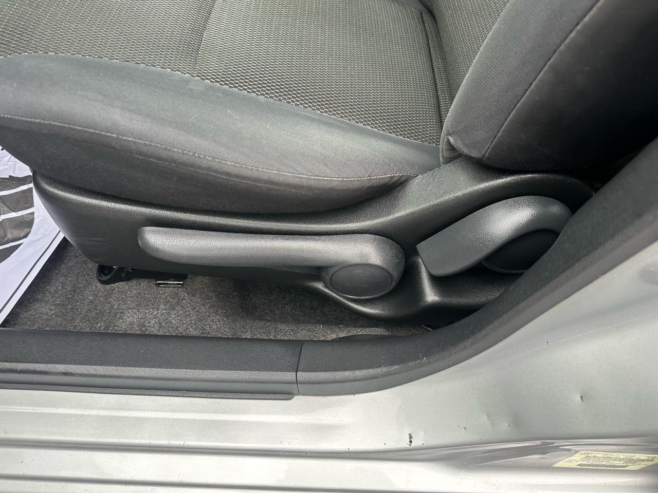 Nissan Versa 4dr Sdn CVT 1.6 SV 2012