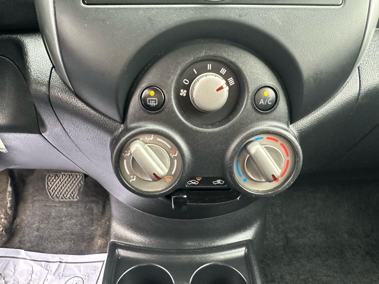 Nissan Versa 4dr Sdn CVT 1.6 SV 2012