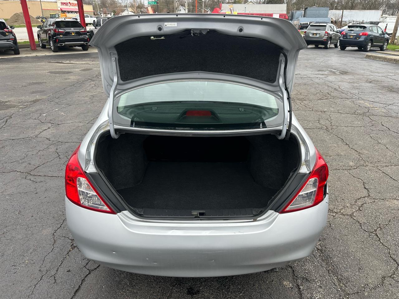 Nissan Versa 4dr Sdn CVT 1.6 SV 2012