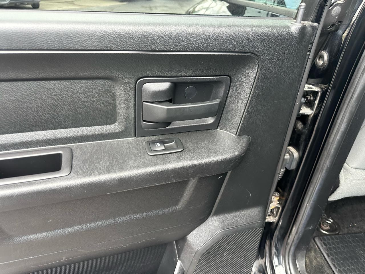 RAM 1500 2WD Crew Cab 140.5" Express 2014