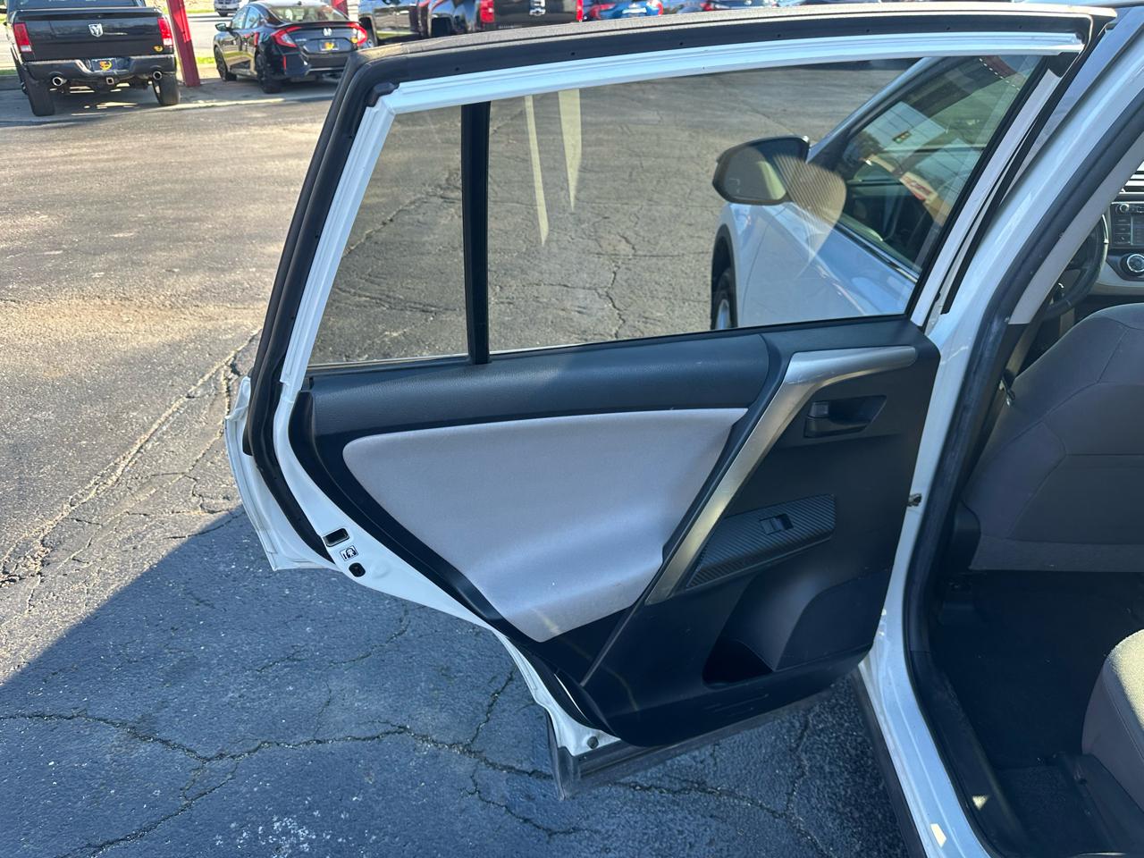 Toyota RAV4 FWD 4dr LE (Natl) 2014