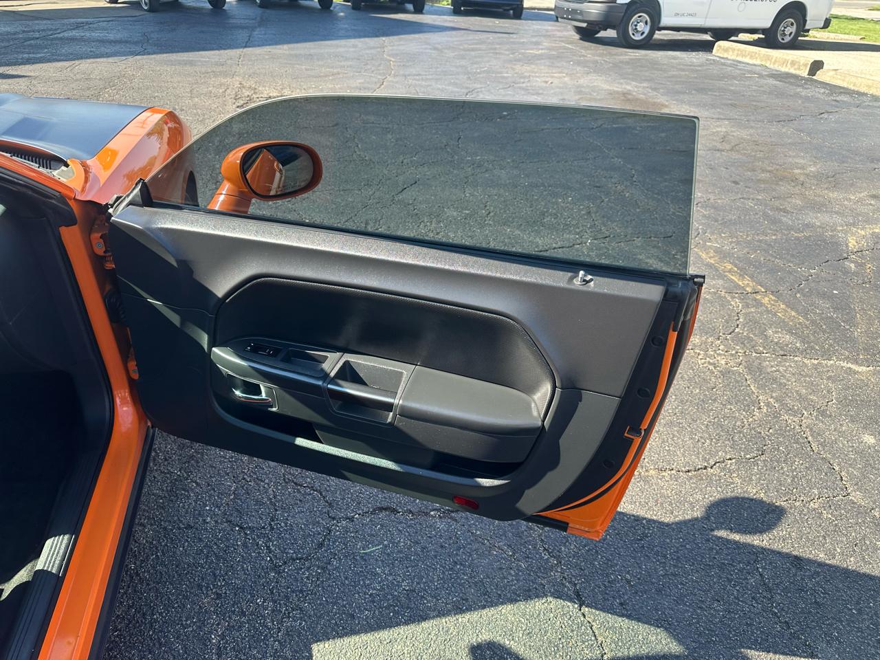 Dodge Challenger 2dr Cpe SXT Plus 2014