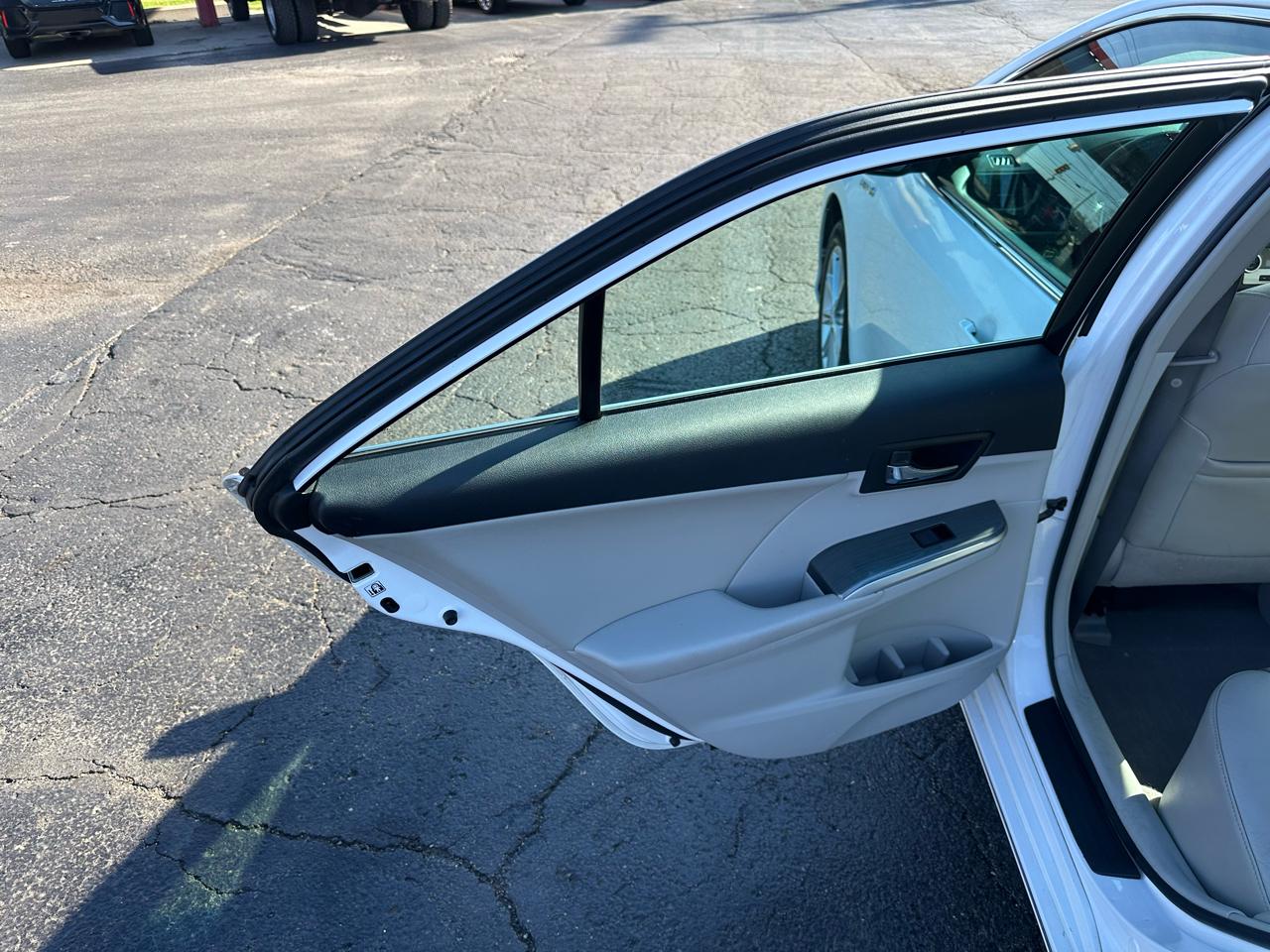 Toyota Camry Hybrid 4dr Sdn XLE (Natl) 2012