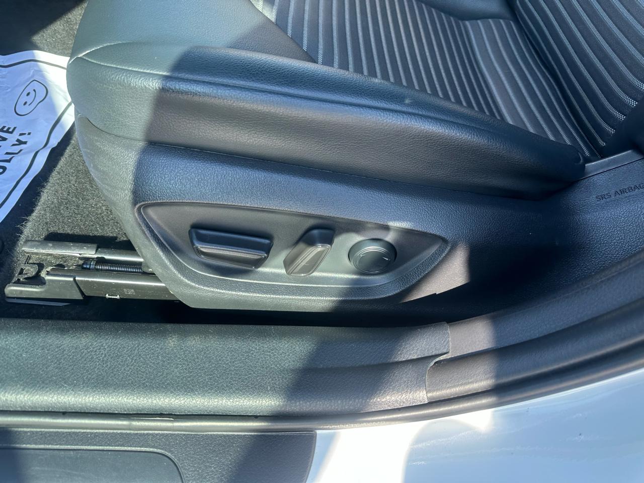 Toyota Camry SE Auto (Natl) 2020