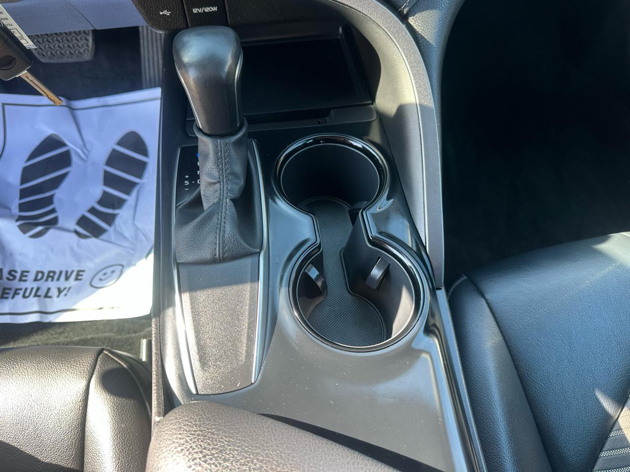 Toyota Camry SE Auto (Natl) 2020