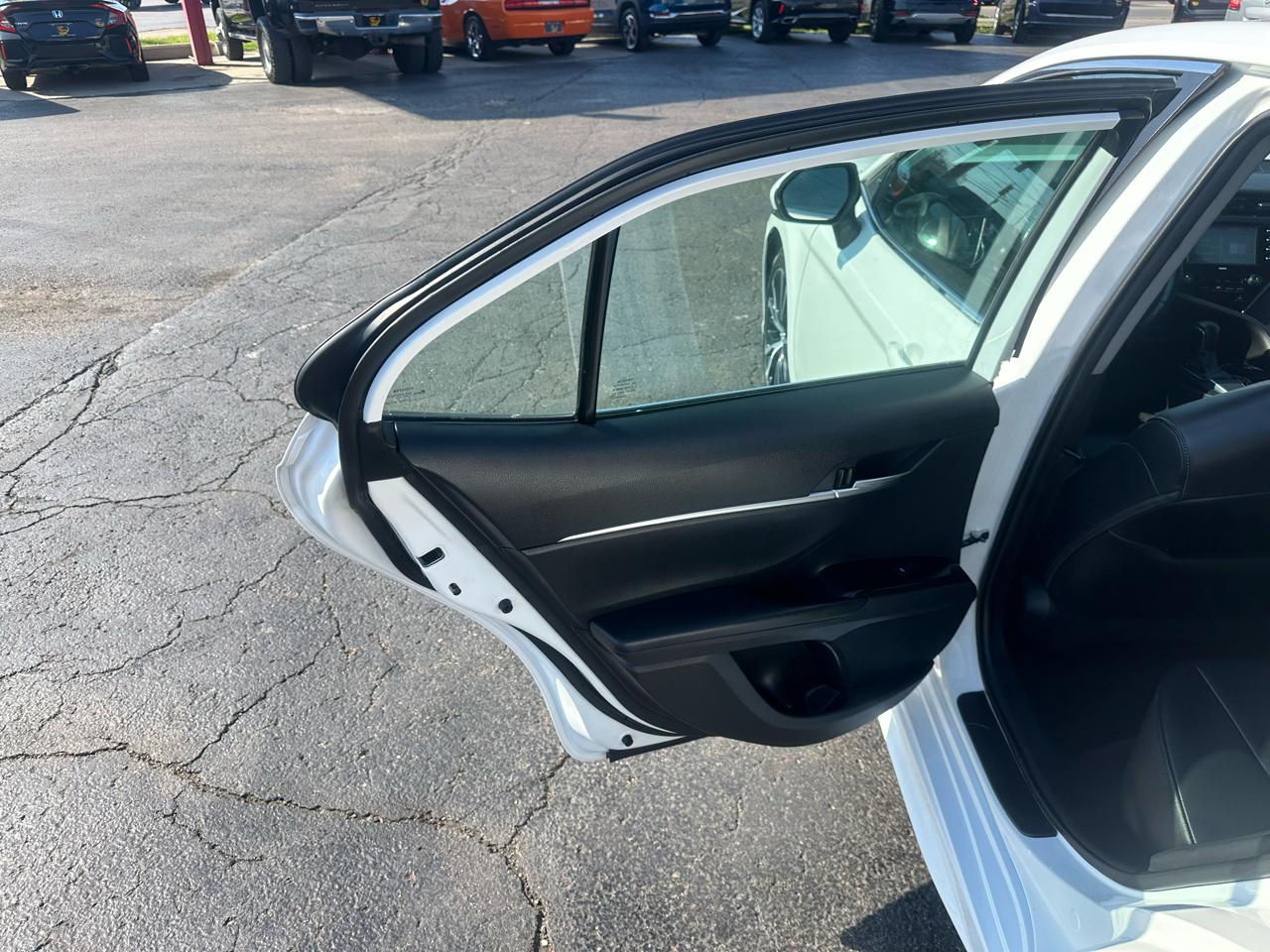 Toyota Camry SE Auto (Natl) 2020