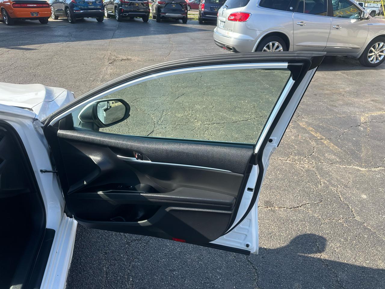 Toyota Camry SE Auto (Natl) 2020