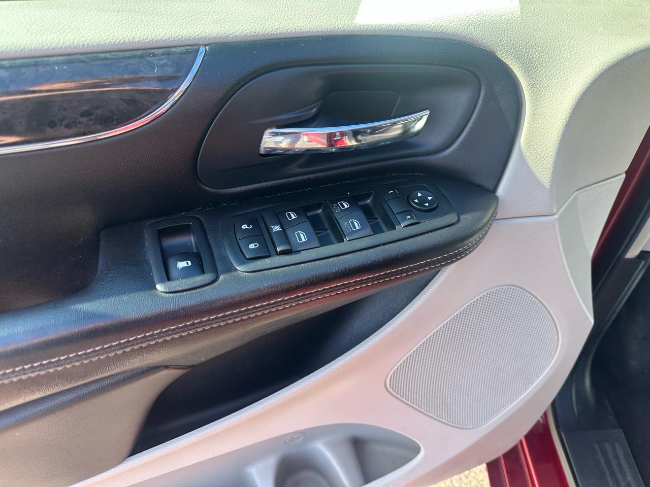 Chrysler Town & Country 4dr Wgn Touring-L 2012