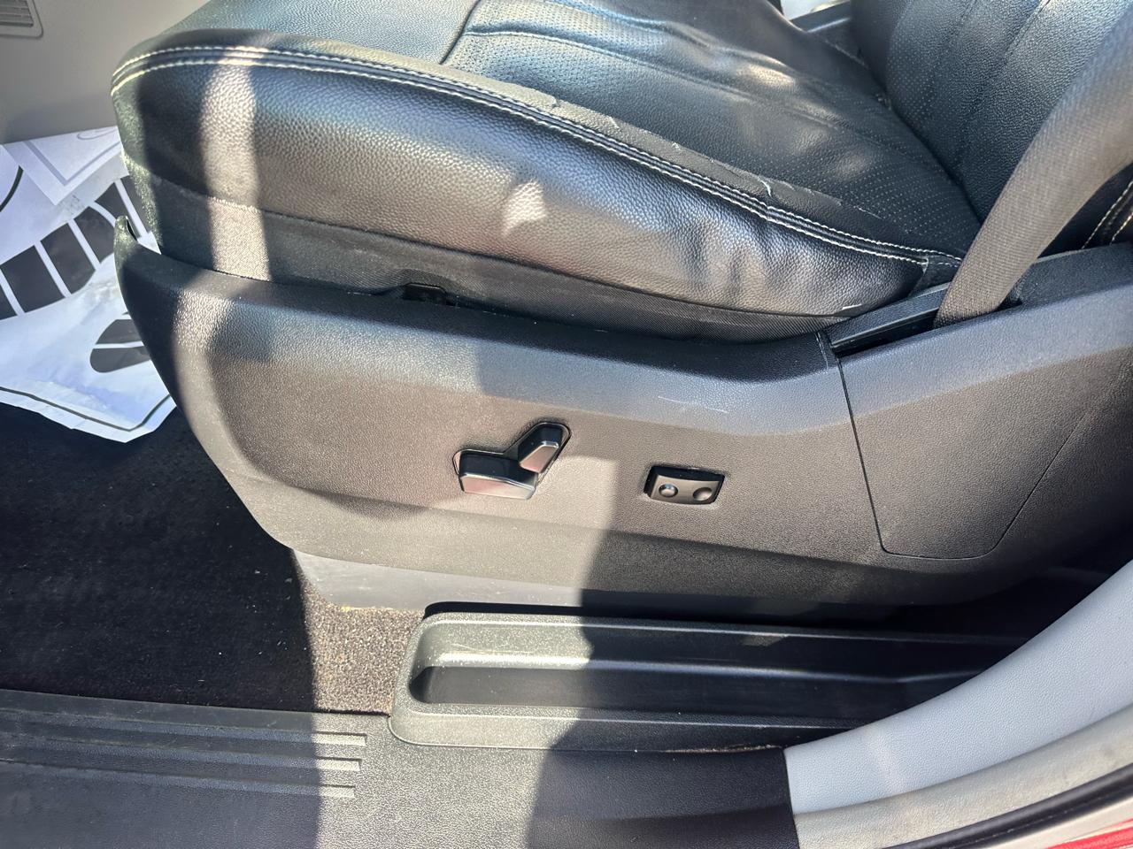 Chrysler Town & Country 4dr Wgn Touring-L 2012