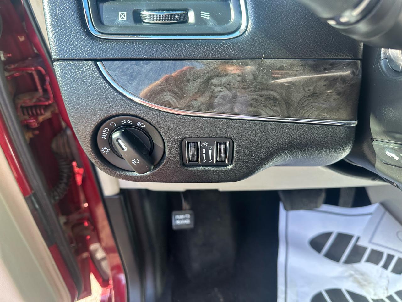 Chrysler Town & Country 4dr Wgn Touring-L 2012