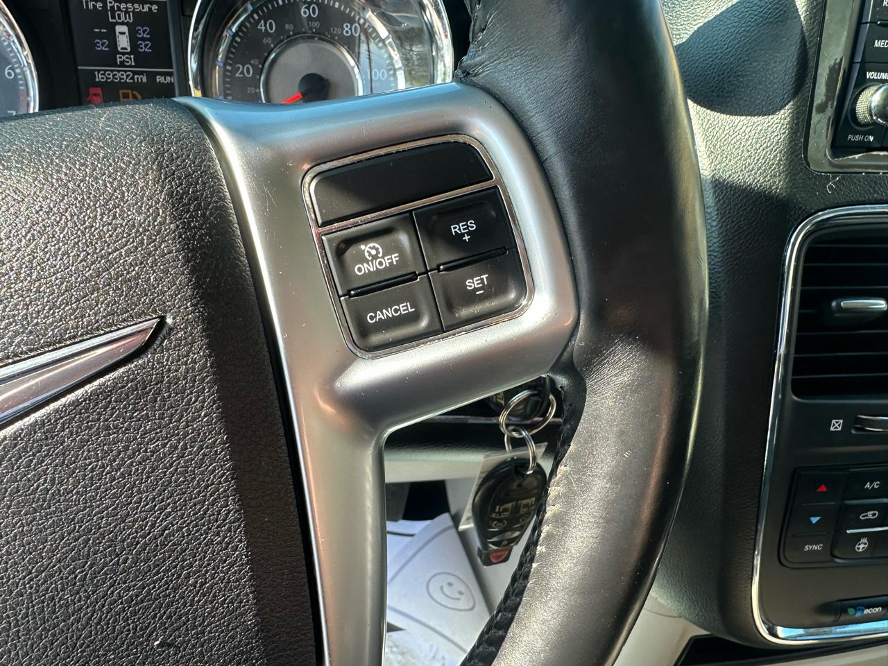 Chrysler Town & Country 4dr Wgn Touring-L 2012