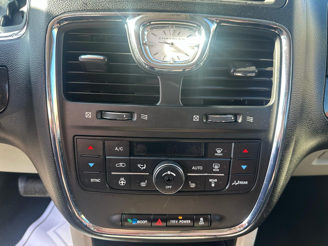 Chrysler Town & Country 4dr Wgn Touring-L 2012