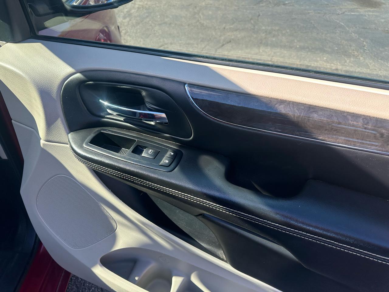 Chrysler Town & Country 4dr Wgn Touring-L 2012